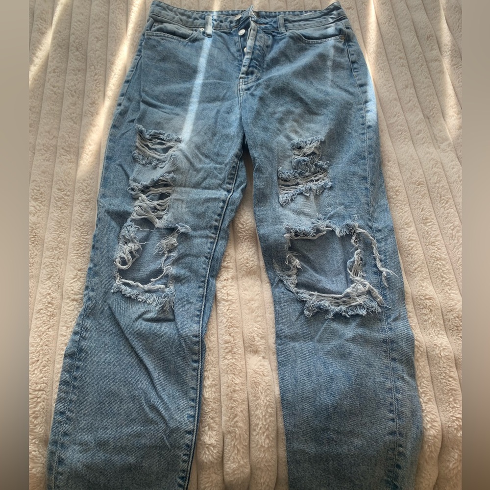 I am selling these amazing blue ripped jeans size:9/29 brand : simple society